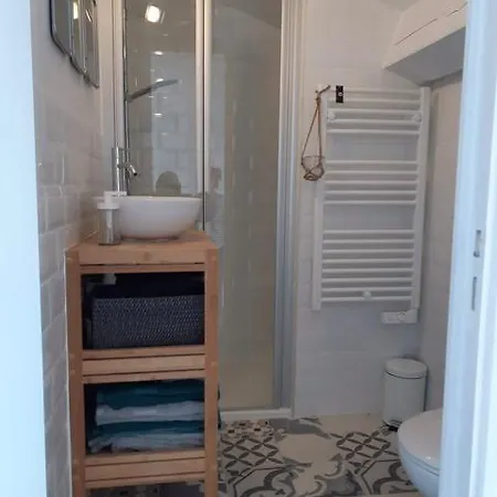 Maison D Hotes La Madeleine B&B 사나리쉬르메르